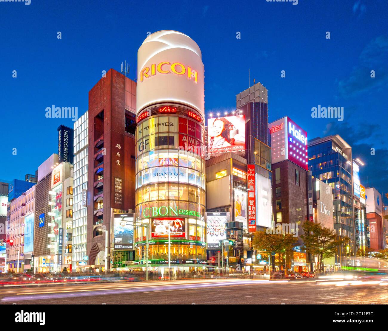 San ai Dream Center Building Ginza Crossing Tokyo Night Lights Signs Foto Stock