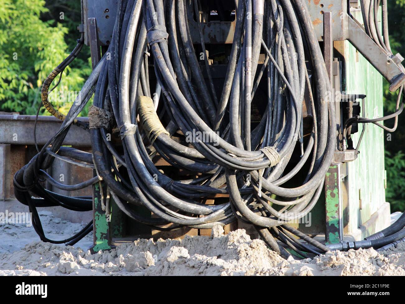 Grande gruppo di cavi nel cantiere per il raccordo stradale di Mosca. Foto Stock