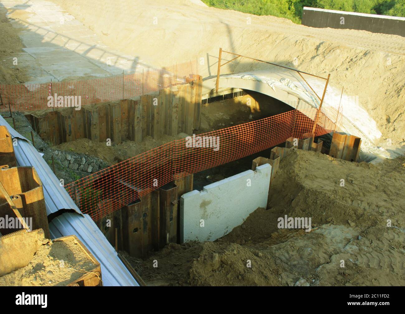 costruzioni metalliche per impedire il terreno di spargimento nel canale il tubo di raccolta del terreno durante la strada di costruzione Foto Stock