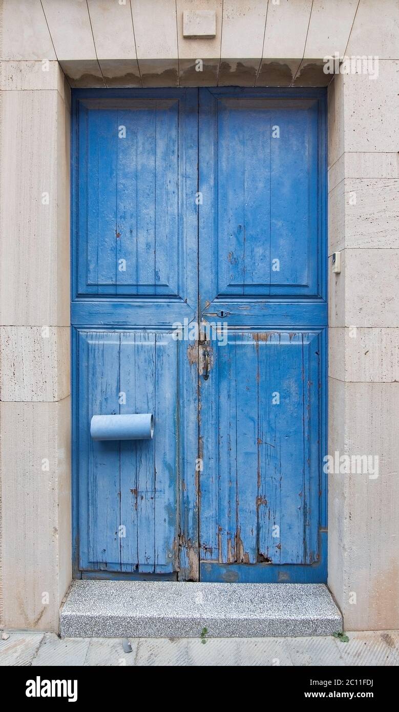In legno di colore blu porta dipinta Foto Stock