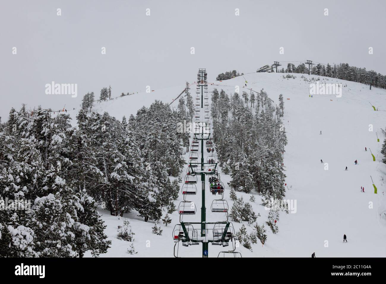 Seggiovia in zona sciistica in montagna Foto Stock