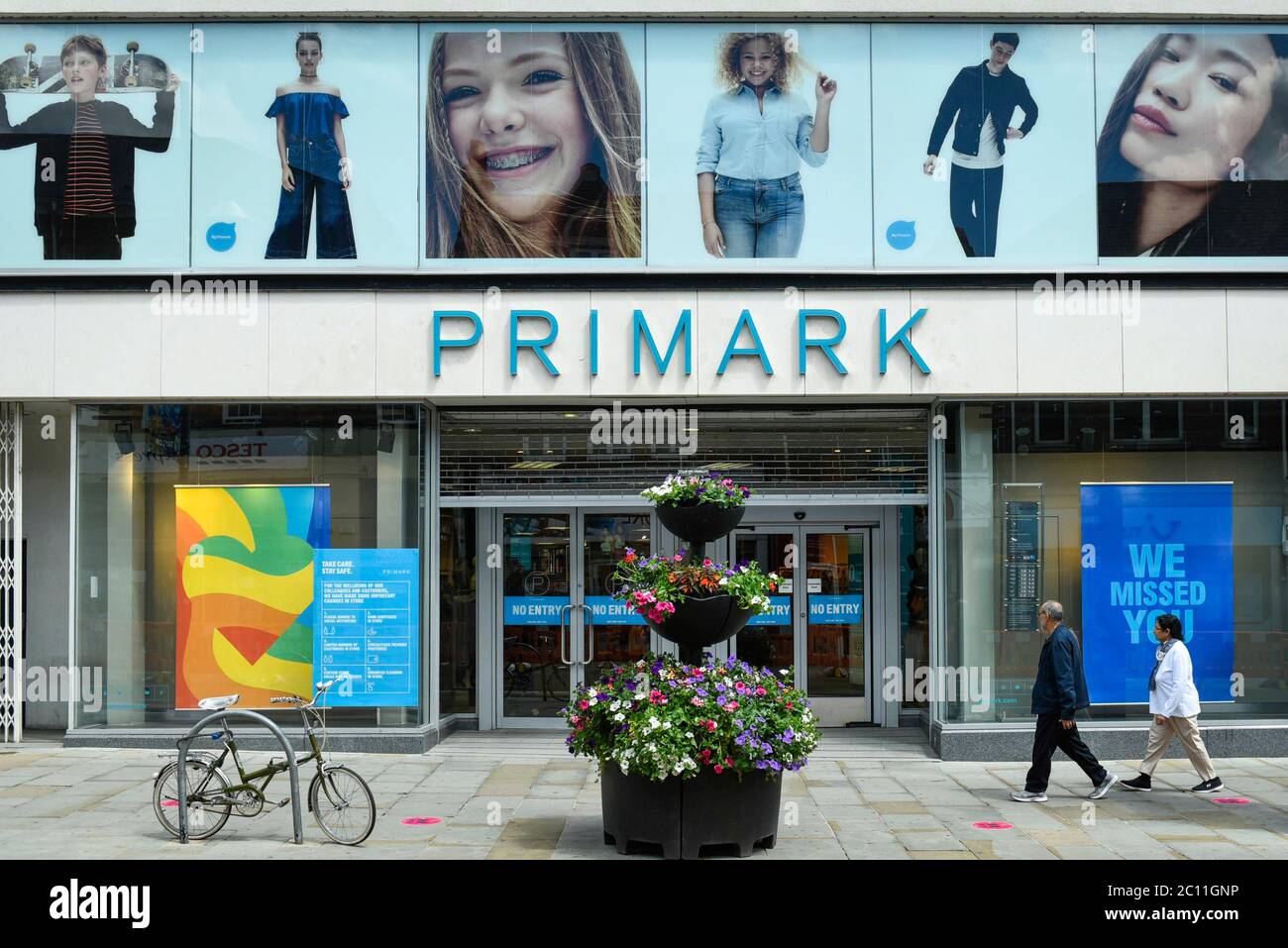 Watford, Regno Unito. 13 giugno 2020. Il negozio di abbigliamento Primark a Watford High Street. Per cercare di stimolare l'economia, il governo britannico sta facilitando le restrizioni alla pandemia di coronavirus per consentire la riapertura dei negozi non essenziali il 15 giugno, ma solo se conformi al Covid19. Gli acquirenti dovranno anche praticare la distanza sociale. Dopo una riduzione record del 20.4% del prodotto interno lordo (PIL) in aprile, il paese è sulla strada della peggiore recessione in oltre tre secoli. Credit: Stephen Chung / Alamy Live News Foto Stock