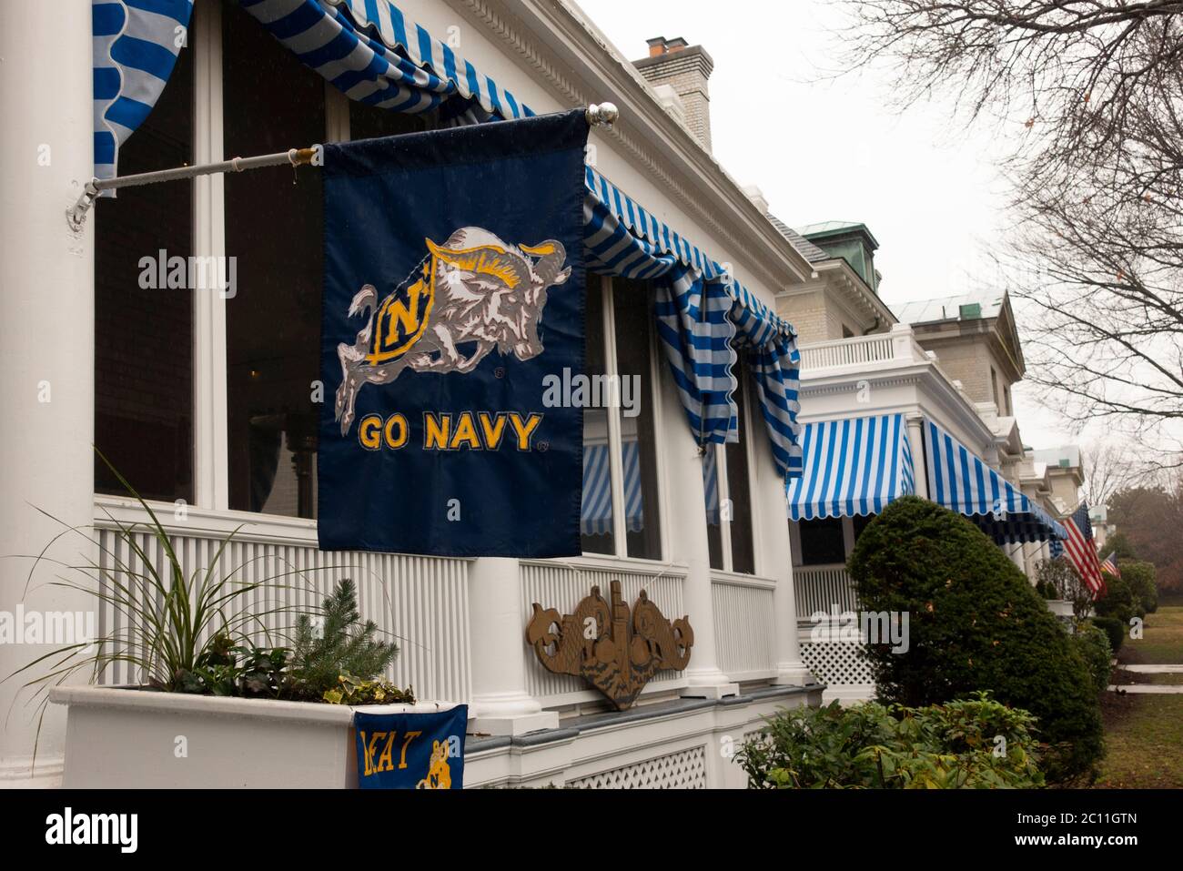 Go Navy flag sulla United States Navel Academy Grounds Annapolis MD Foto Stock