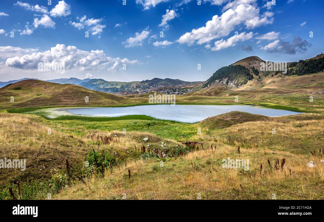 I laghi, gli altipiani e le foreste dell'Arsiyan, nel quartiere di Savsat di Artvin, offrono un'incredibile immagine naturale. Foto Stock