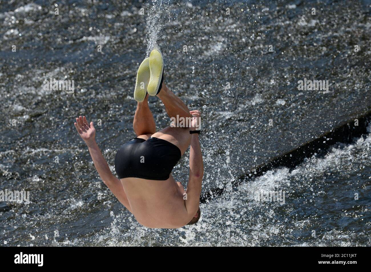 Mala Skala, Repubblica Ceca. 13 Giugno 2020. Un nuotatore salta nel fiume d'acqua Jizera a Mala Skala nel paradiso ceco nella Repubblica Ceca. Molte persone si godono le giornate di sole nel paradiso ceco, in quanto le restrizioni sono state attenuate durante COVID19. Mentre l'onda di calore colpisce la regione europea, il paesaggio ceco ha goduto di una temperatura intorno a 30 gradi Celsius. Credit: Slavek Ruta/ZUMA Wire/Alamy Live News Foto Stock