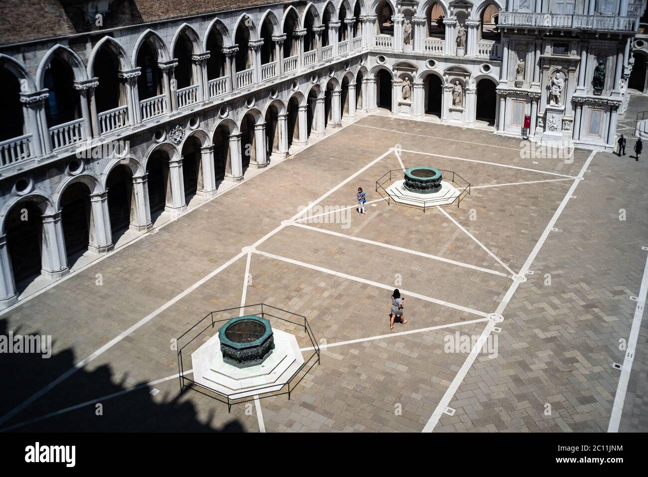 VENEZIA, ITALIA - 13 GIUGNO 2020: I turisti visitano il Museo del Palazzo Ducale il giorno della riapertura dopo più di 3 mesi di chiusura a causa della chiusura del Covid-19 il 13 giugno 2020 a Venezia. Foto Stock