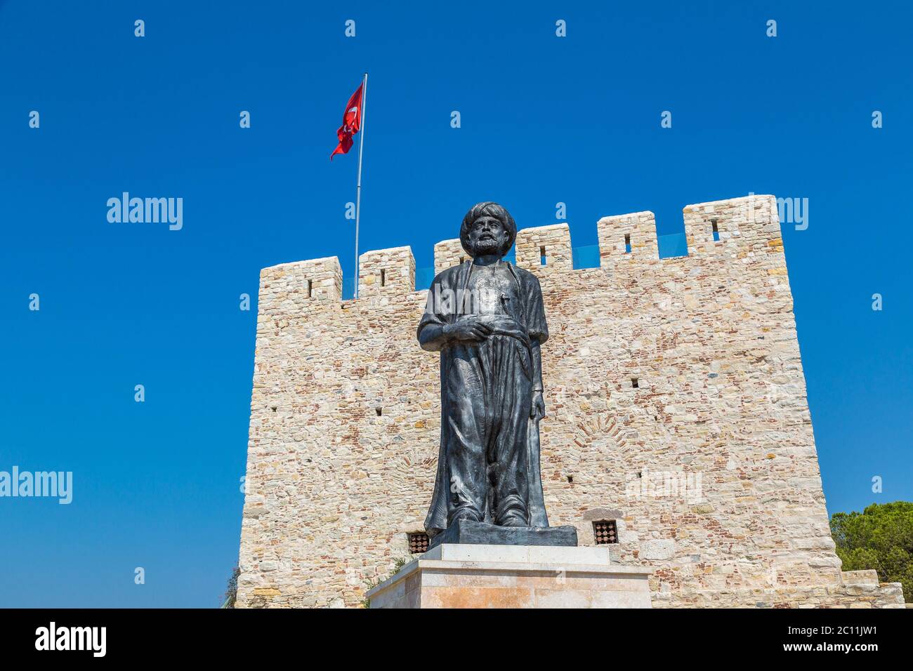 Statua di Barbaros Hayreddin Pasha e il castello dei pirati sull'isola di Pigeon a Kusadasi, Turchia, in una bella giornata estiva Foto Stock