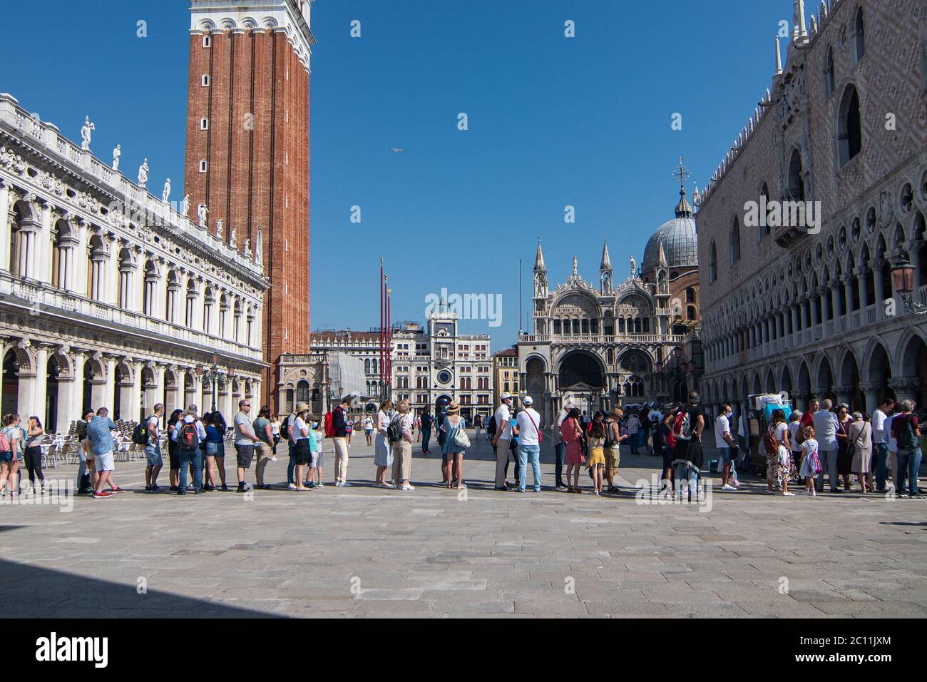 VENEZIA, ITALIA - 13 GIUGNO 2020: I turisti visitano il Museo del Palazzo Ducale il giorno della riapertura dopo più di 3 mesi di chiusura a causa della chiusura del Covid-19 il 13 giugno 2020 a Venezia. Foto Stock
