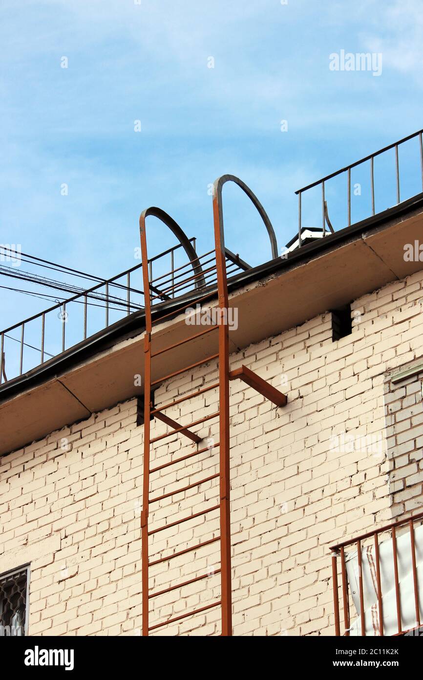 fuoco rosso fuga su un edificio dal tetto. Foto Stock