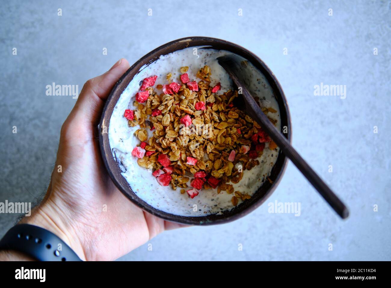 Granola di fragole con yogurt, snack sano Foto Stock