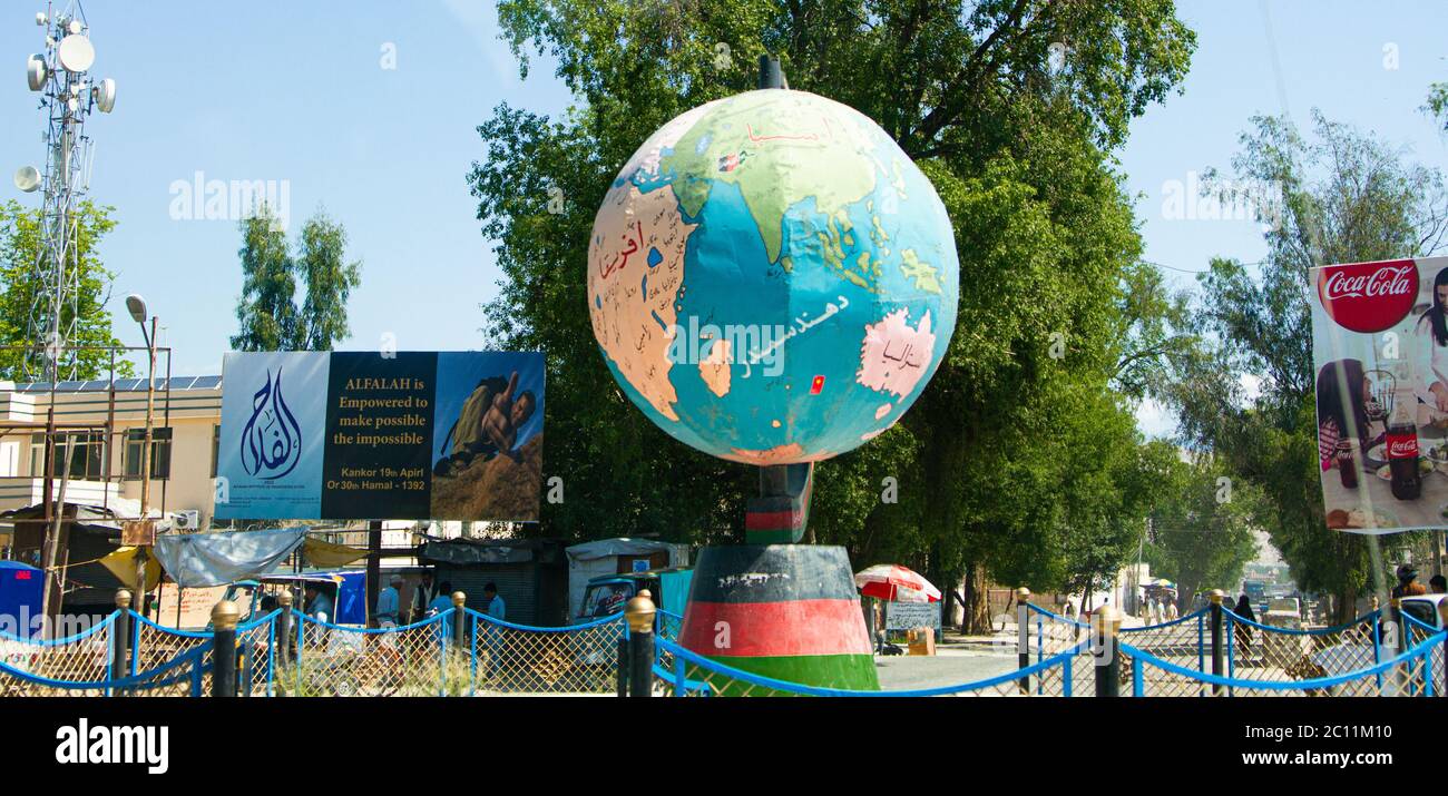 Il globo terrestre era un punto di riferimento nella città di Jalalabad, Afghanistan Foto Stock