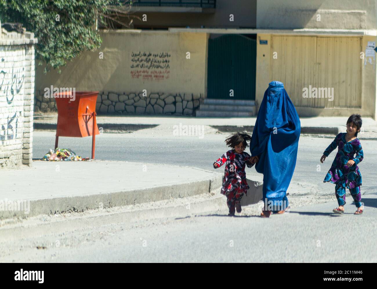 Signore con burkha con due figlie per strada, Jalalabad Afghanistan Foto Stock Signore con burkha con due figlie per strada, Jalalabad Afghanistan Foto Stock