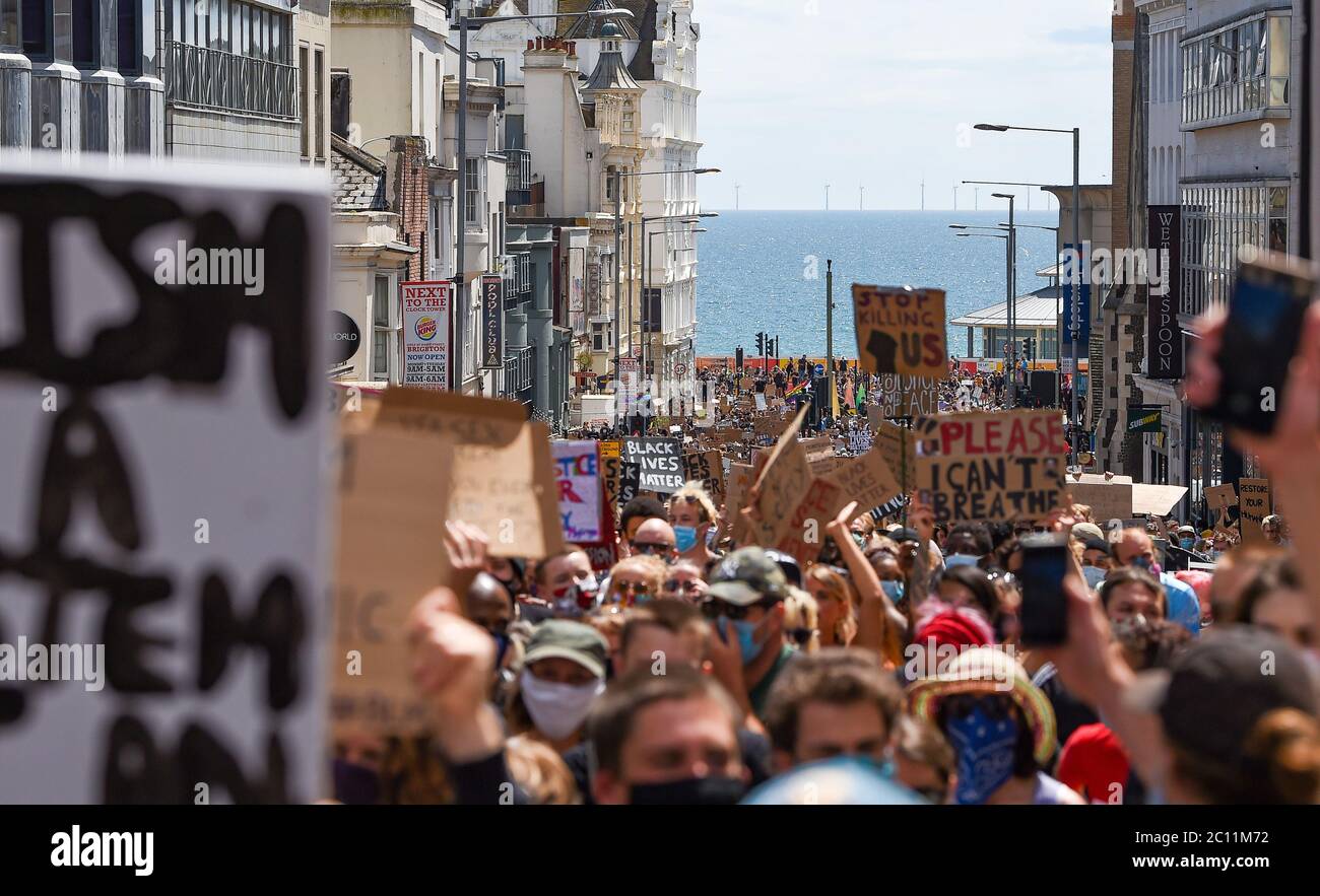 Brighton UK 13 giugno 2020 - migliaia di persone partecipano oggi al raduno di protesta contro il razzismo della Black Lives Matter attraverso Brighton . Ci sono state proteste in tutta America , Gran Bretagna e altri paesi dalla morte di George Floyd mentre è stato arrestato dalla polizia a Minneapolis il 25 maggio : Credit Simon Dack / Alamy Live News Foto Stock