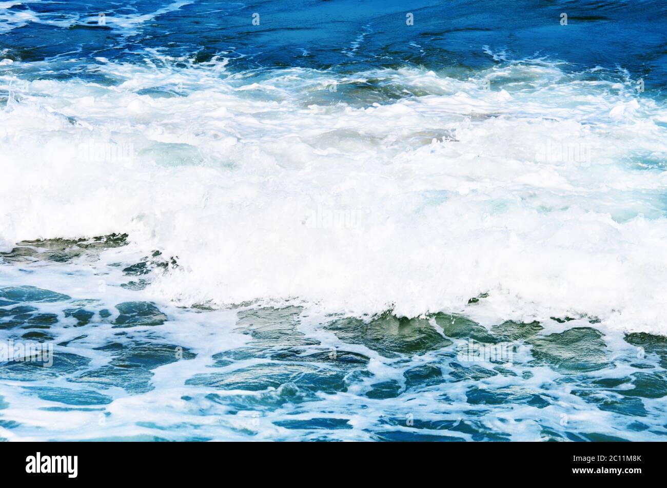 Vista ravvicinata dello splendido oceano blu Foto Stock