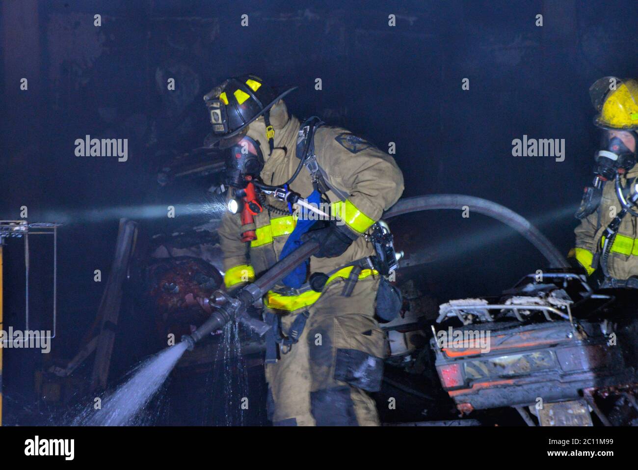 West Melbourne, Florida, Stati Uniti. 13 giugno 2020. Un incendio di origine sospetta di mattina presto invia una persona a un'unità di combustione di Orlando. L'incendio in un negozio di riparazione automobilistica è stato contenuto dal team di soccorso antincendio della contea di Brevard a una singola unità, poiché l'edificio aveva firewall tra le unità. Le regole di decontaminazione richiedono che i vigili del fuoco lavino i loro attrezzi bunker con sapone e acqua sulla scena del fuoco. Photo Credit: Julian Leek/Alamy Live News Foto Stock