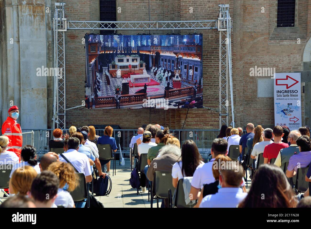 Padova 13 giugno 2020. Giornata di Sant'Antonio ai tempi del COVID 19. Per la prima volta nella storia, le celebrazioni nella città del Santo non si svolgono nel modo consueto. I protocolli pandemici COVID non consentono la processione religiosa di migliaia di pellegrini. La piazza della chiesa è accessibile su prenotazione. Le sacre reliquie del santo sono state riprese in tutto il territorio di Padova su un elicottero militare, sull'Ospedale Schiavonia Covid, sul villaggio di Vo', sull'Ospizio Merlara, sul penitenziario locale e, infine, sul Centro Città, con la famosa Basilica di Sant'Antonio. Foto Stock