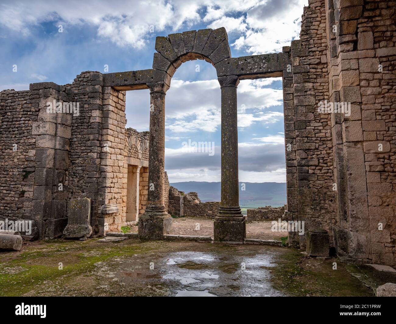 Archi in pietra e dettagli delle Terme Antoniane o Liciniane nell'antico sito archeologico romano di Dougga (Thugga), Tunisia Foto Stock