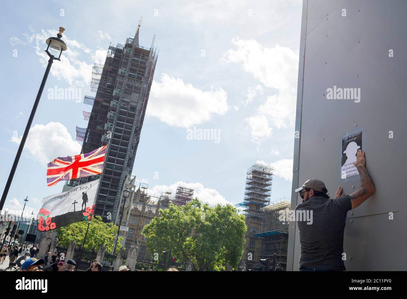 Una settimana dopo una protesta contro la questione Black Lives, che si è rivolta alla violenza, quando la statua del primo ministro in tempo di guerra Sir Winston Churchill è stata scottata in graffiti che lo chiamavano razzista, E nonostante l'avvertimento della polizia di non partecipare alle proteste di oggi - e di essere fuori strada entro le 17.00 - un grande gruppo di gruppi di destra e veterani si sono riuniti alla statua "in box" per "proteggerla da ulteriori atti di vandalismo" da parte di Black Lives Matter e manifestanti anti anti anti anti-razzismo, Il 13 giugno 2020, a Londra, Inghilterra. Foto Stock