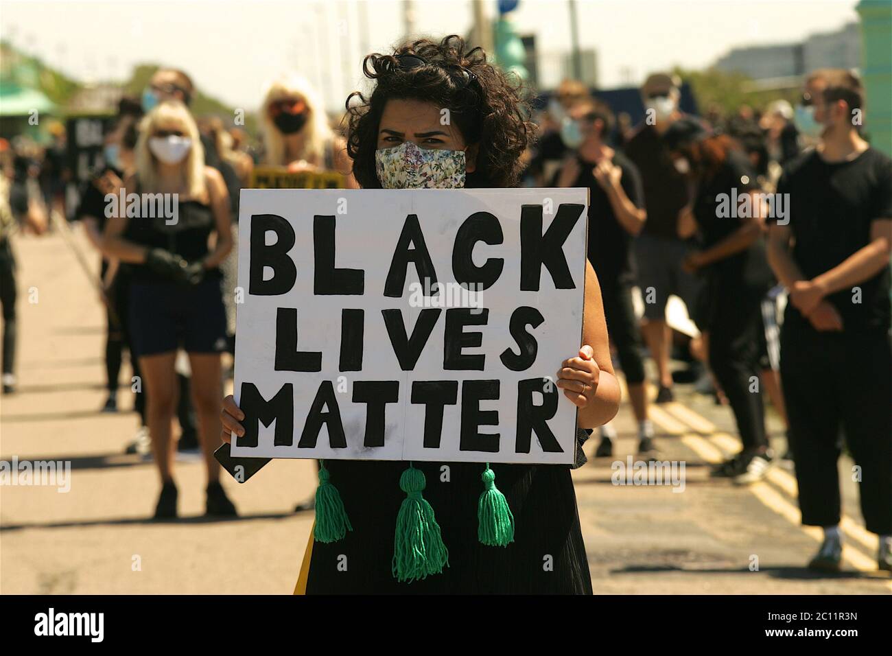 La Black Lives Matter protesta silenziosa su Madeira Drive sul lungomare di Brighton seguita da una marcia attraverso la città. Foto Stock