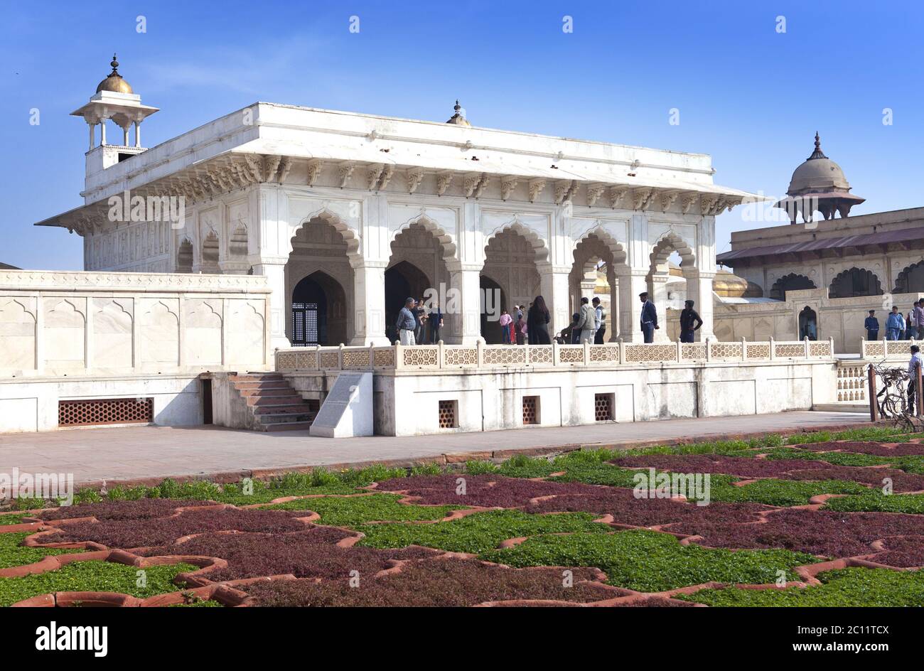 AGRA, INDIA - GENNAIO 28: I turisti visitano il palazzo bianco nel Forte Rosso Agra il 28 Gennaio 2014 in Foto Stock