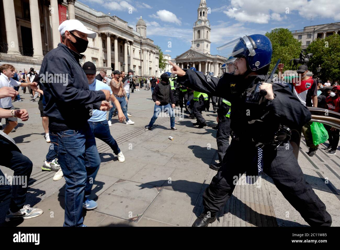 La polizia si trova di fronte a una folla di destra che tenta di sconvolgere Una protesta nera vive la materia in Trafalgar Square Foto Stock