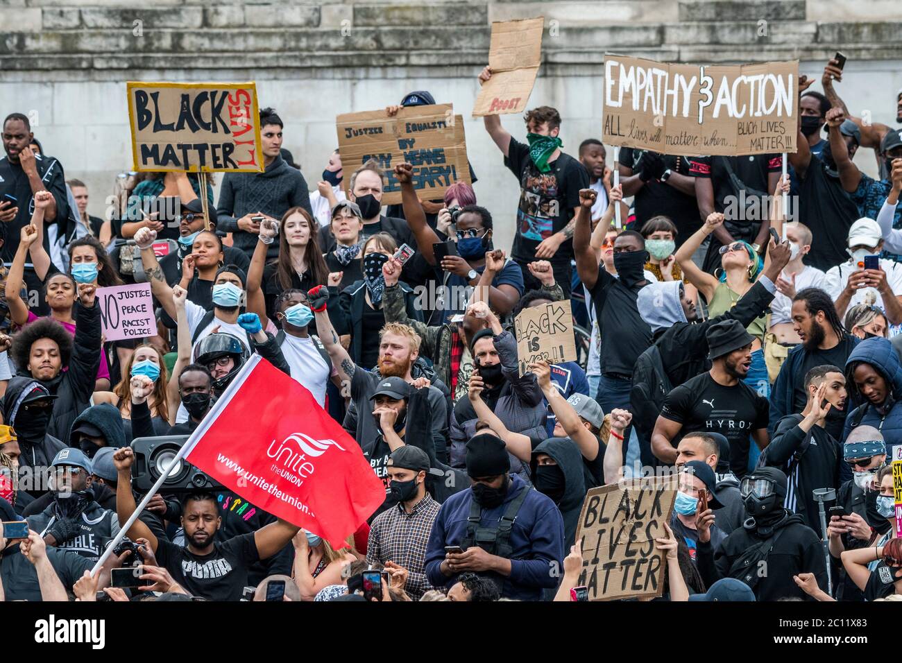 Londra, Regno Unito. 13 Giugno 2020. Nonostante la cancellazione ufficiale, centinaia di manifestanti della materia Black Lives continuano a rispondere alla morte di George Floyd, a Minneapolis la scorsa settimana, marciando su Westminster dopo essersi riuniti ad Hyde Park come parte di una giornata di azione contro la discriminazione. L'afroamericano di 46 anni è stato girato come un ufficiale bianco della polizia inginocchiato sul collo per quasi nove minuti. Il "blocco" dei morti continua per l'epidemia di Coronavirus (Covid 19) a Londra. Credit: Guy Bell/Alamy Live News Foto Stock