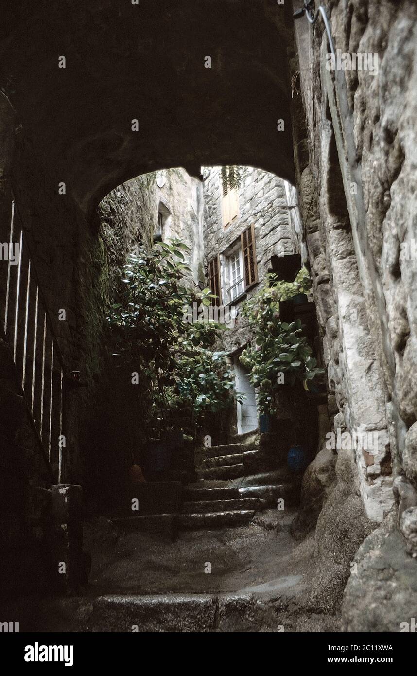 Illustrazione fotografica. Un arco alla porta di Sartene nelle colline della Corsica. 1980 Foto Stock
