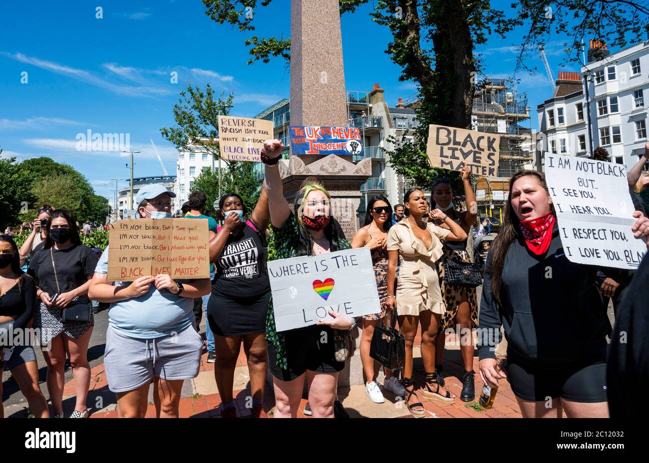 Brighton UK 13 giugno 2020 - migliaia di persone partecipano oggi al raduno di protesta contro il razzismo della Black Lives Matter attraverso Brighton . Ci sono state proteste in tutta America , Gran Bretagna e altri paesi dalla morte di George Floyd mentre è stato arrestato dalla polizia a Minneapolis il 25 maggio : Credit Simon Dack / Alamy Live News Foto Stock