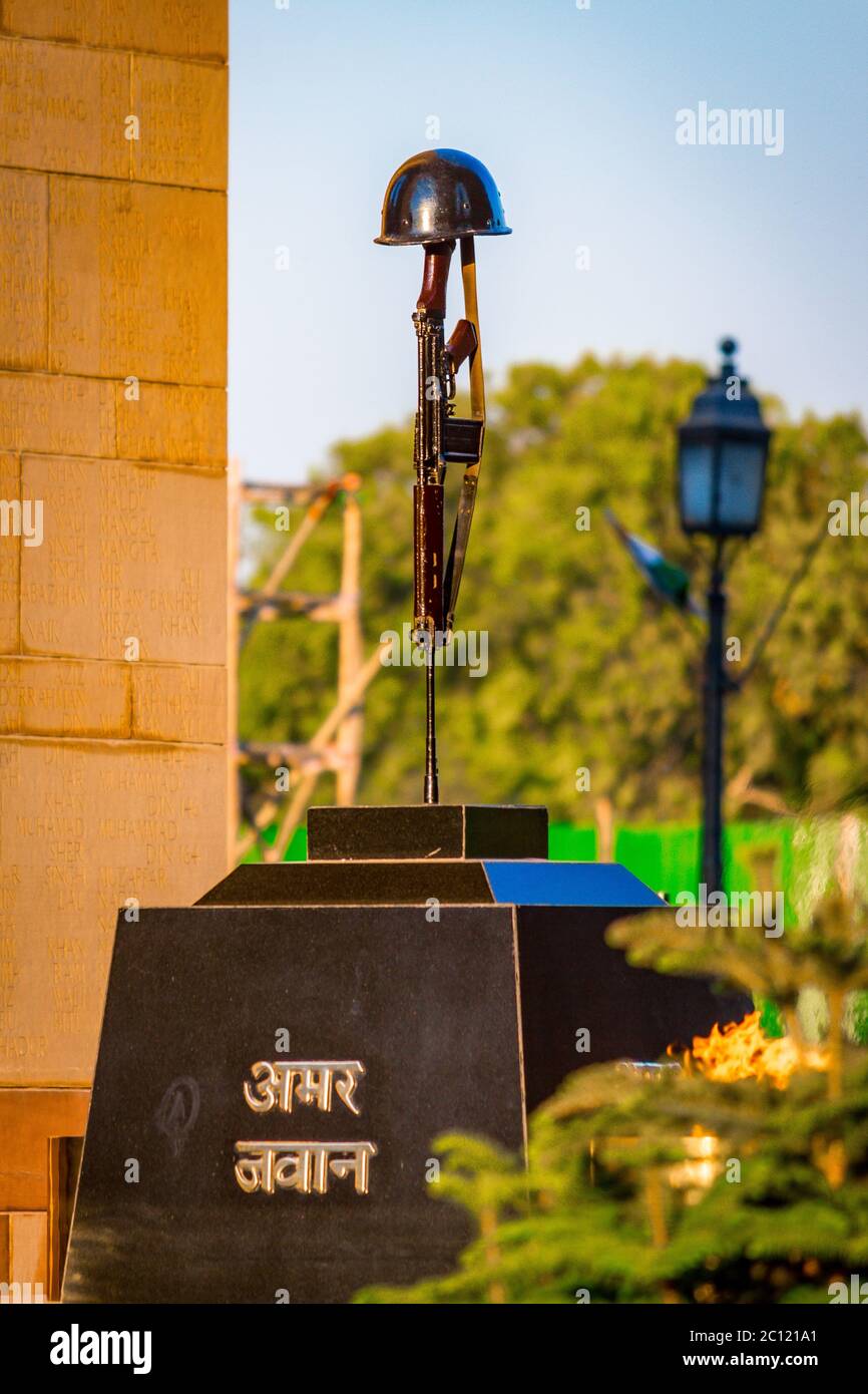 Amar Jyoti Jawan si trova al memoriale di guerra della porta dell'India a Nuova Delhi, India. India Gate War Memorial è il luogo turistico più famoso di Delhi. Foto Stock