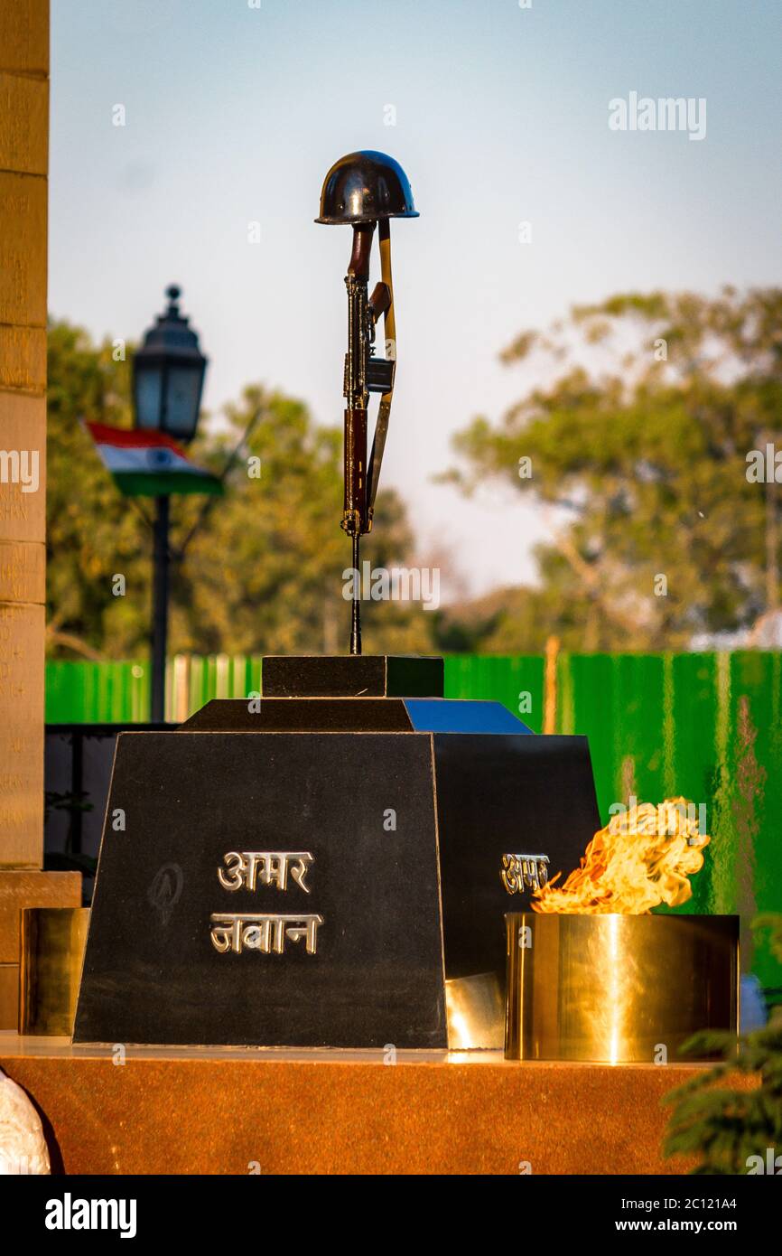 Amar Jyoti Jawan si trova al memoriale di guerra della porta dell'India a Nuova Delhi, India. India Gate War Memorial è il luogo turistico più famoso di Delhi. Foto Stock