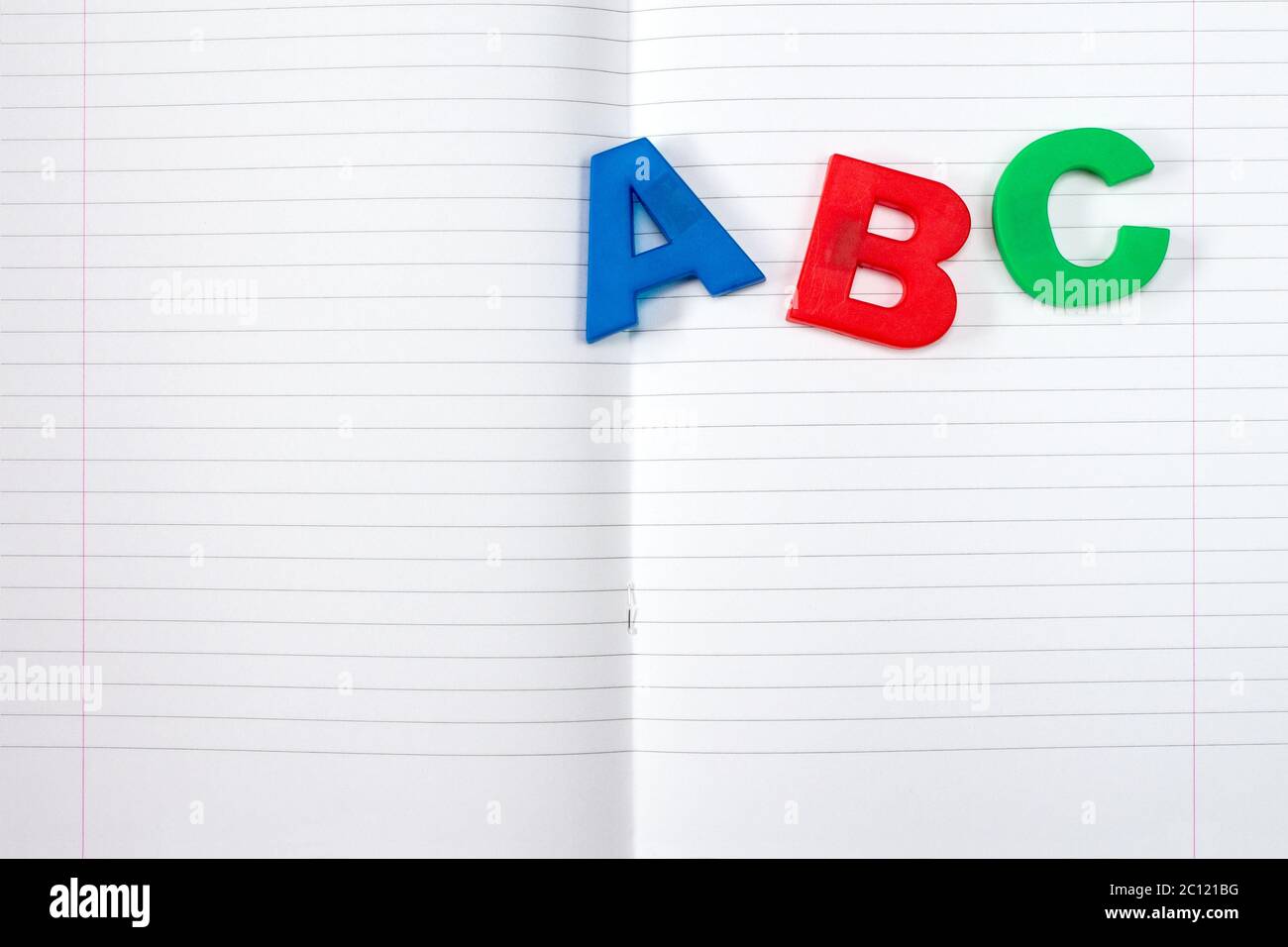 Libro di esercitazione allineato e lettere ABC Foto Stock