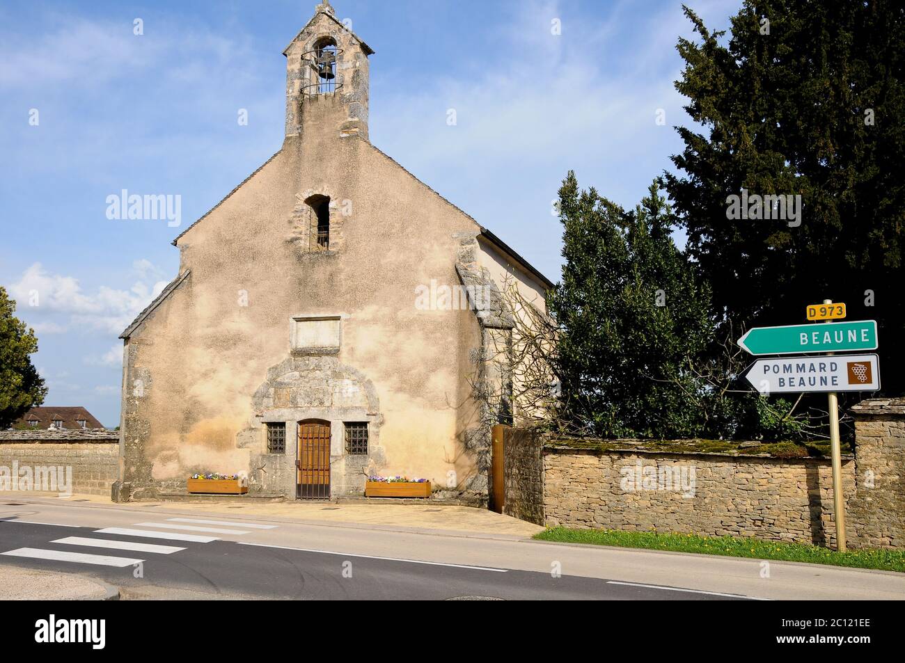 Antica chiesa sulla strada di Beaune Borgogna Francia Foto Stock