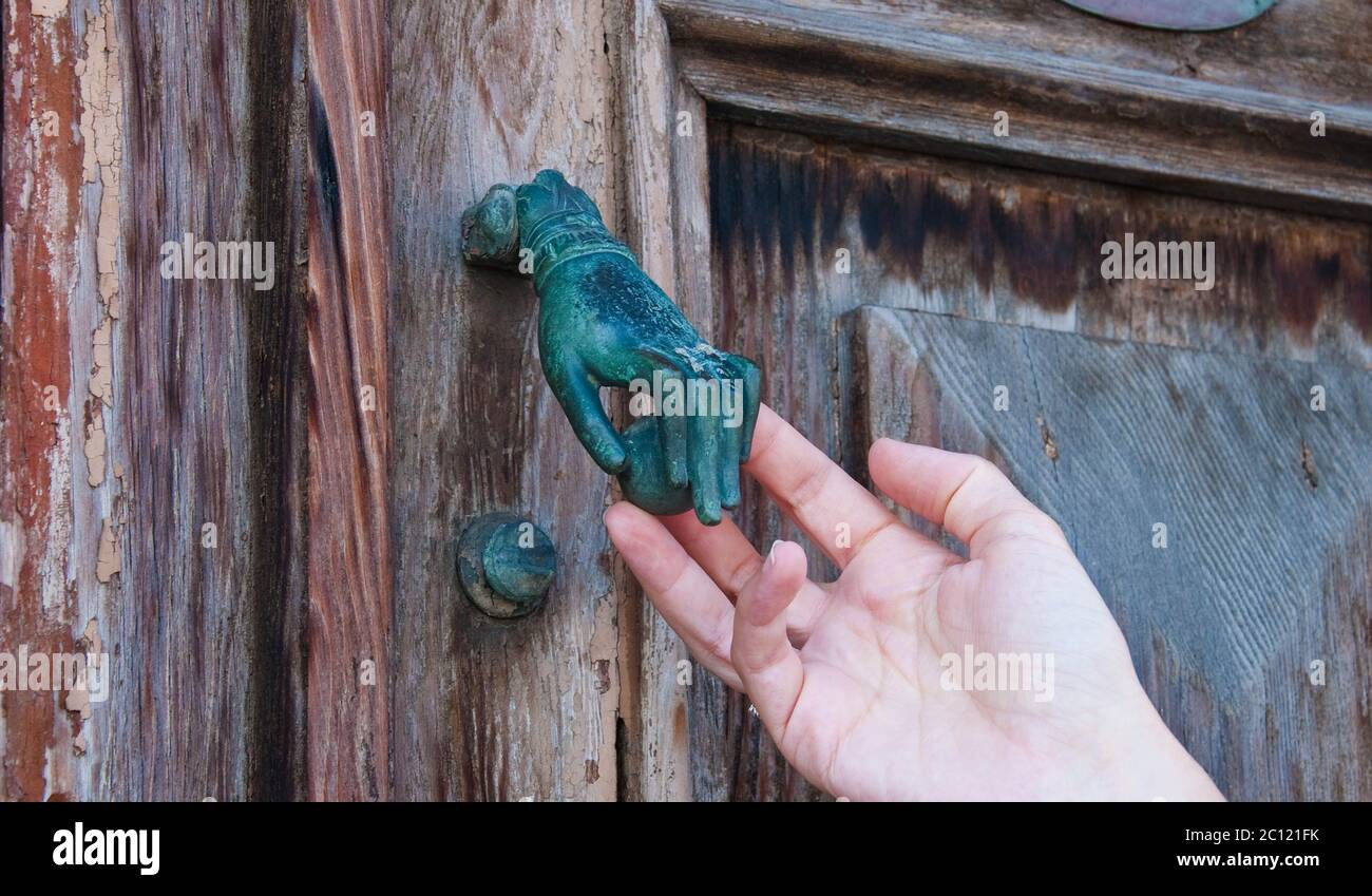 bella vecchia maniglia con forma a mano in ferro Foto Stock