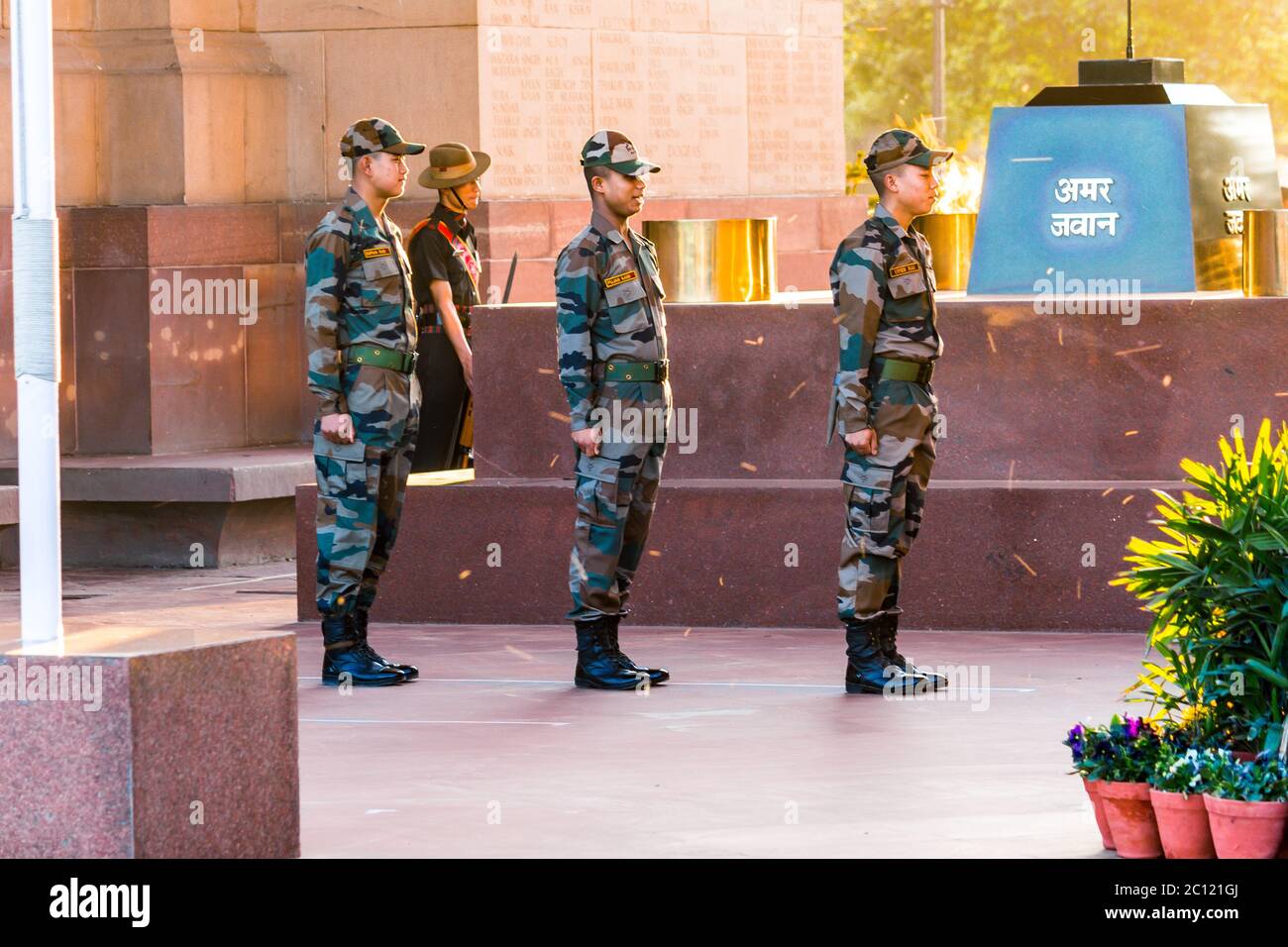 Un esercito di soldati in piedi sotto il memoriale di guerra India Gate indossando uniforme militare in una serata. È l'attrazione più visitata dai turisti. Foto Stock
