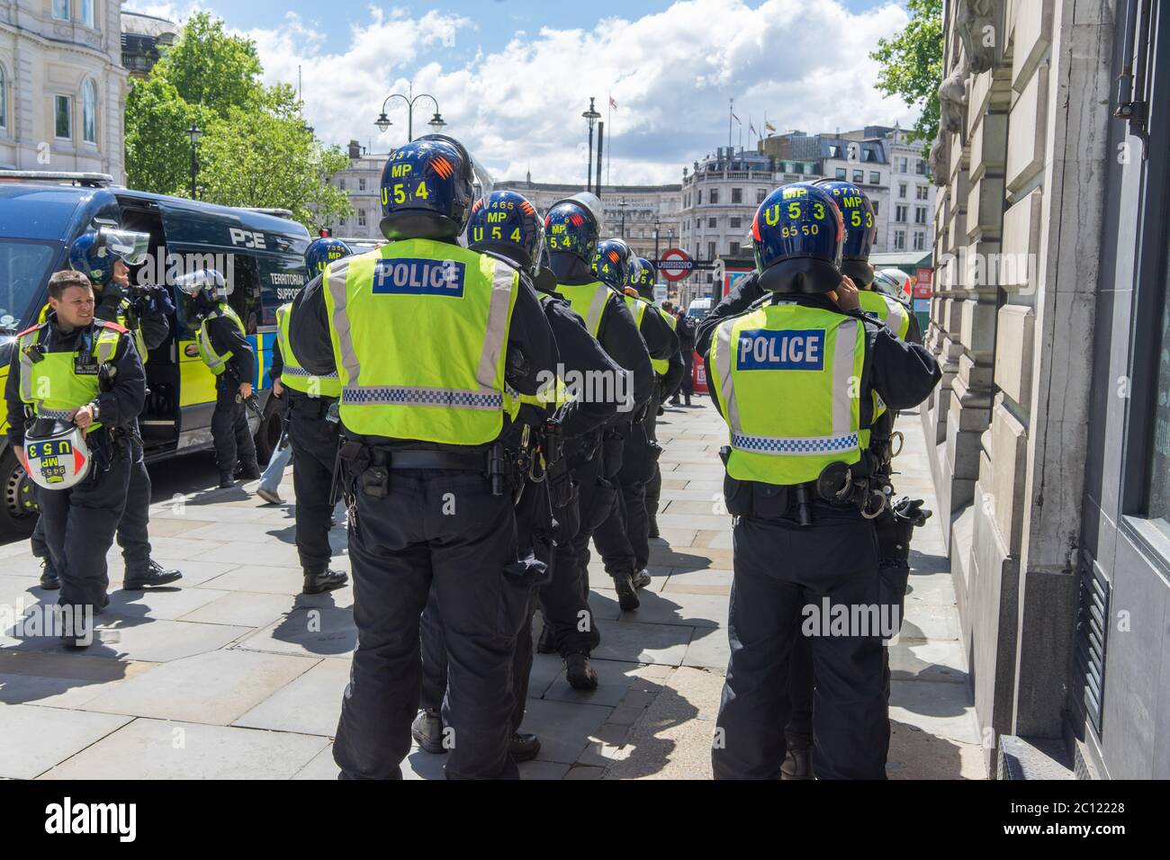 La polizia si è rivolta in un equipaggiamento di protezione completo, preparandosi ad entrare in una protesta di estrema destra in Trafalgar Square. Londra Foto Stock