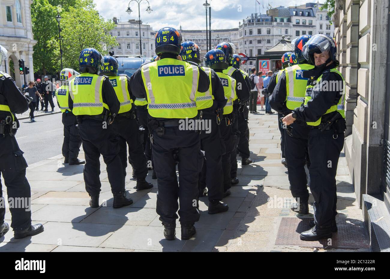 La polizia si è rivolta in un equipaggiamento di protezione completo, preparandosi ad entrare in una protesta di estrema destra in Trafalgar Square. Londra Foto Stock