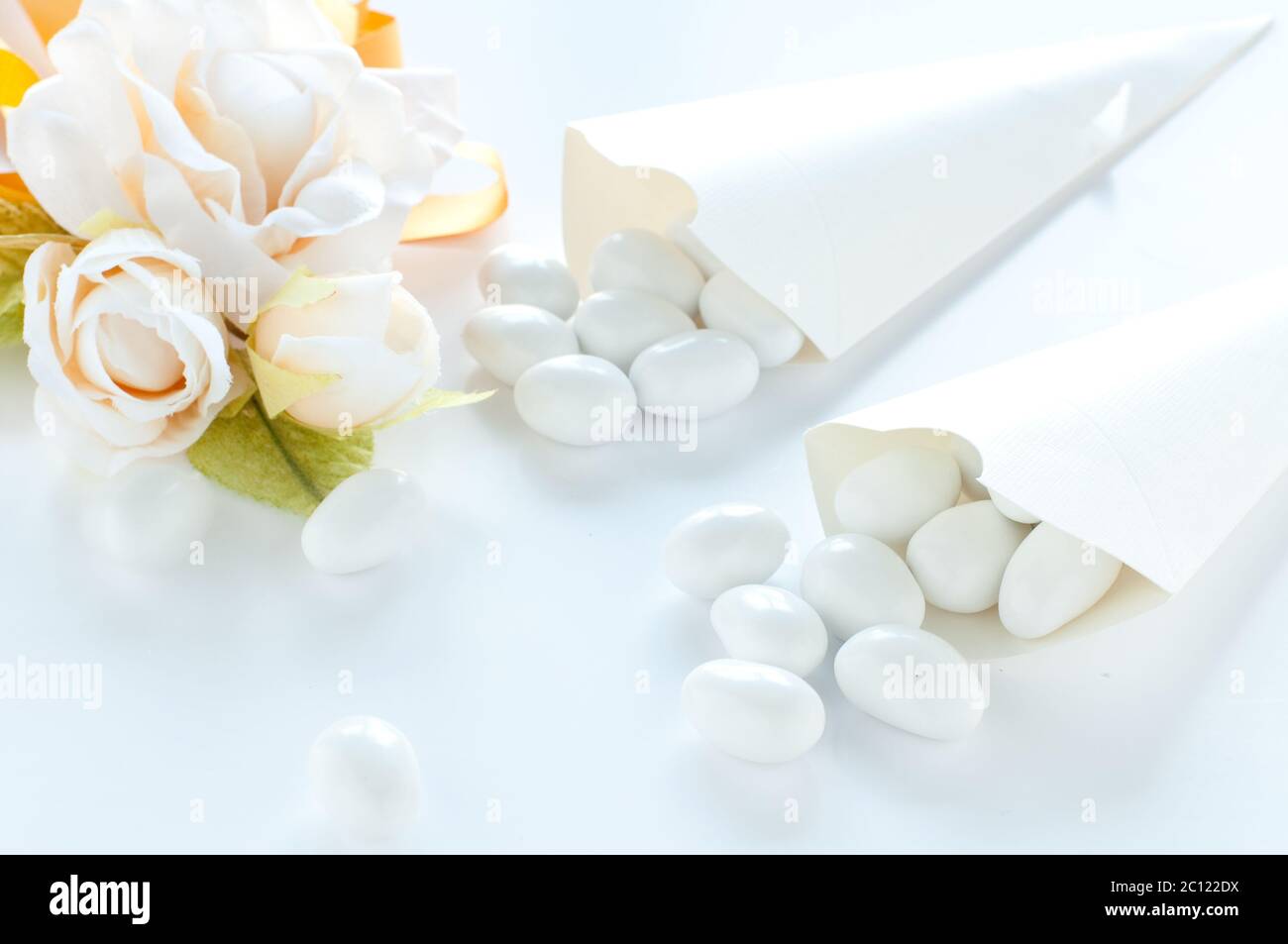 gruppo di confetti su fondo bianco Foto Stock