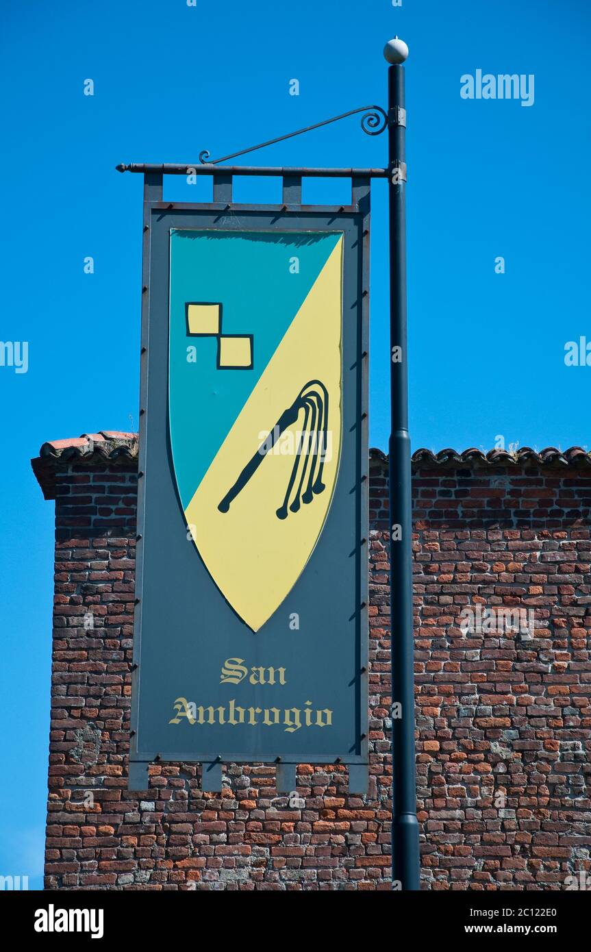Bandiera del quartiere di san ambrogio, uno degli otto distretti della città di Legnano durante le grab si svolge l'ultima Domenica di Foto Stock