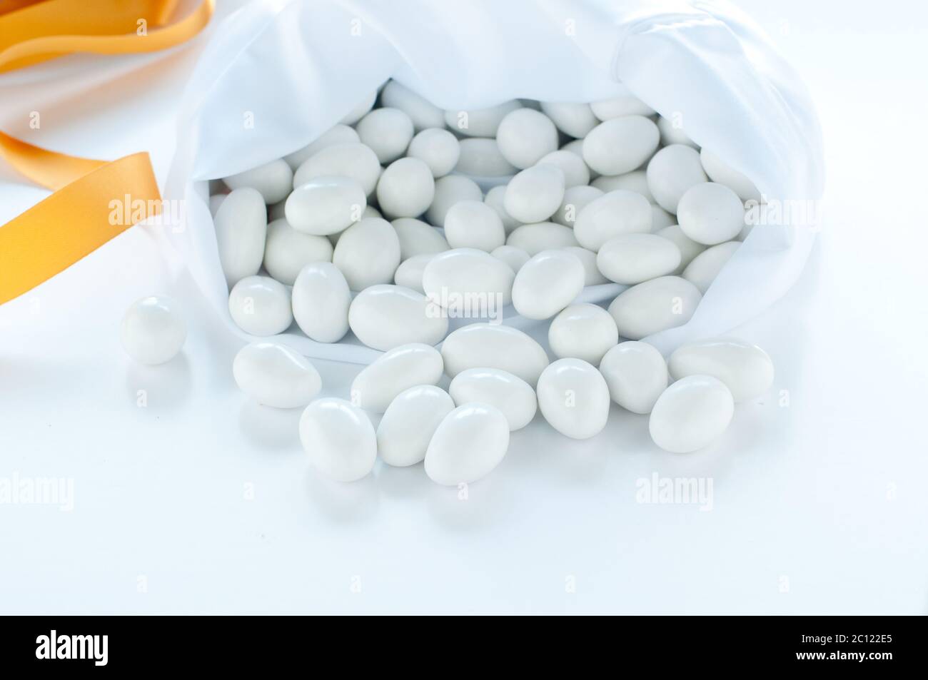 gruppo di confetti su fondo bianco Foto Stock