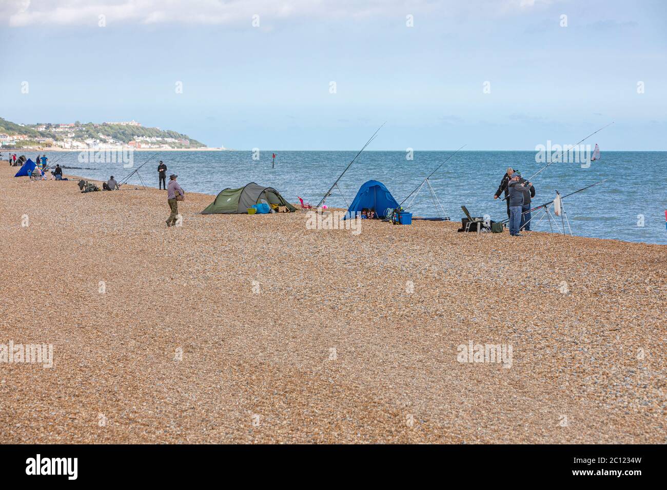 I pescatori si sono allontanati su una spiaggia di ghiaia dopo il blocco del coronavirus Foto Stock