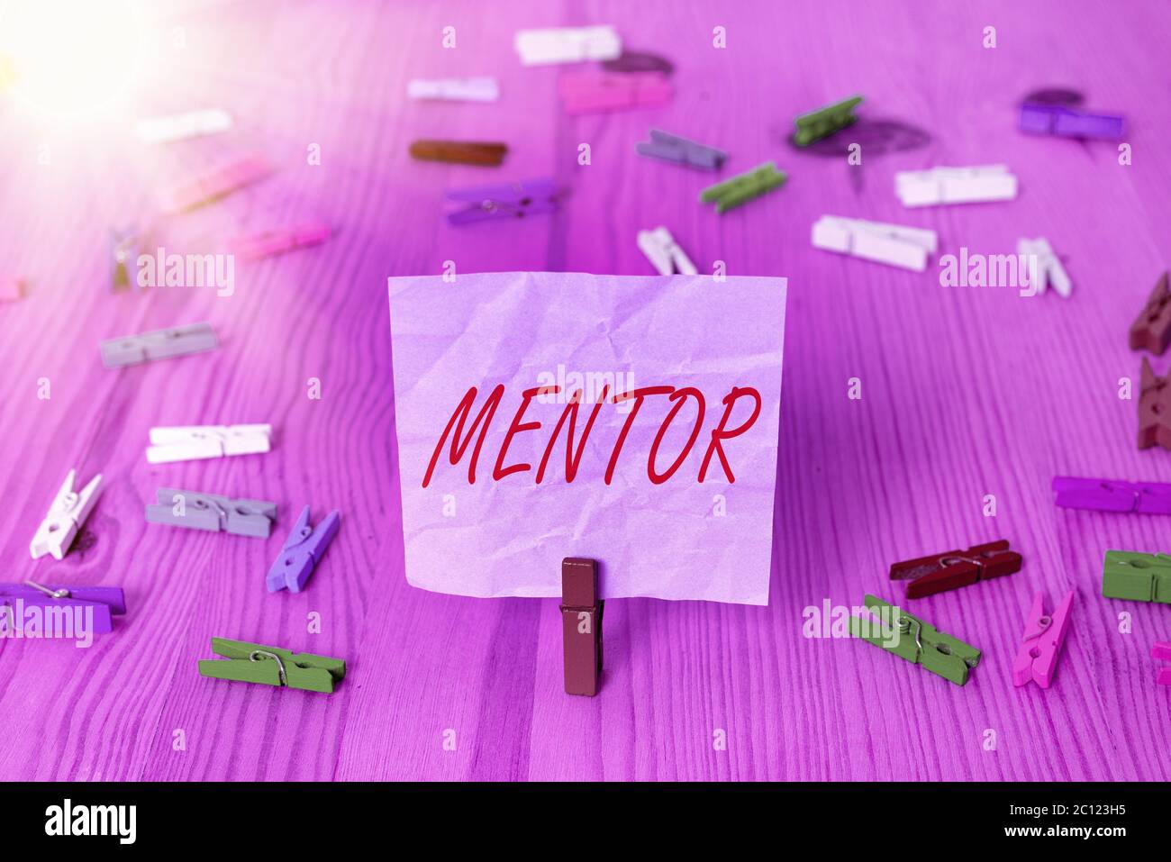 Guida alla scrittura a mano. Foto concettuale un individuo che si allena e guida qualcuno che ha il potenziale Foto Stock