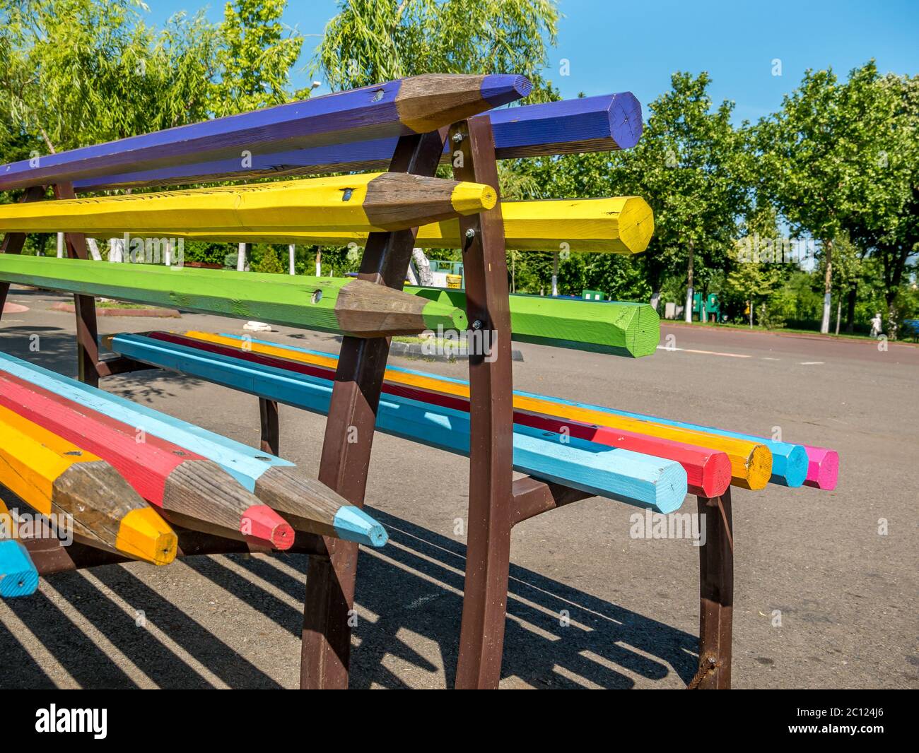 Una panca fatta di grandi matite colorate in legno Foto stock - Alamy