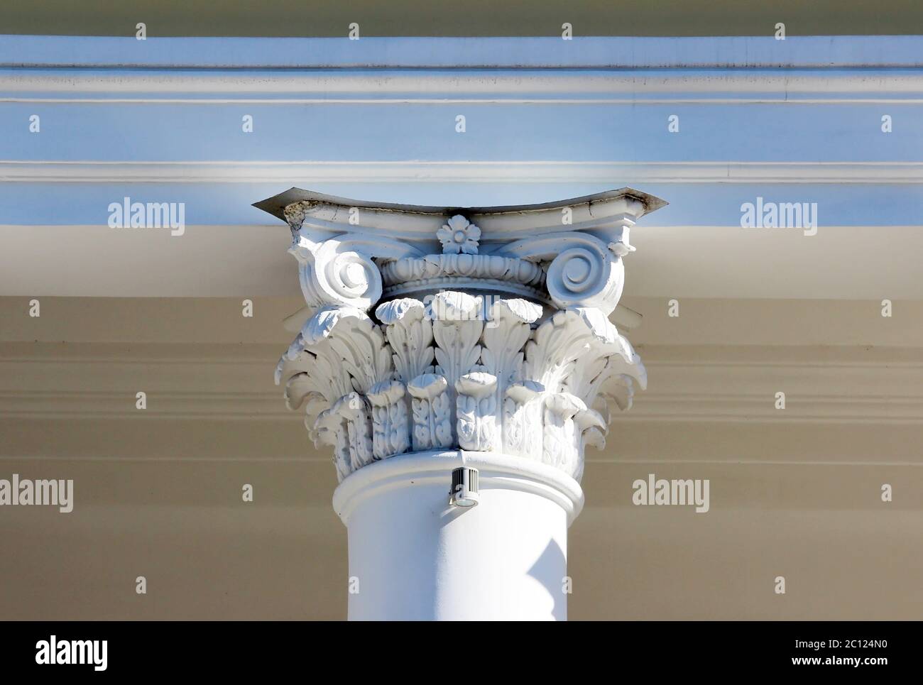 Colonne bianche in stile barocco in una giornata di sole. Foto Stock