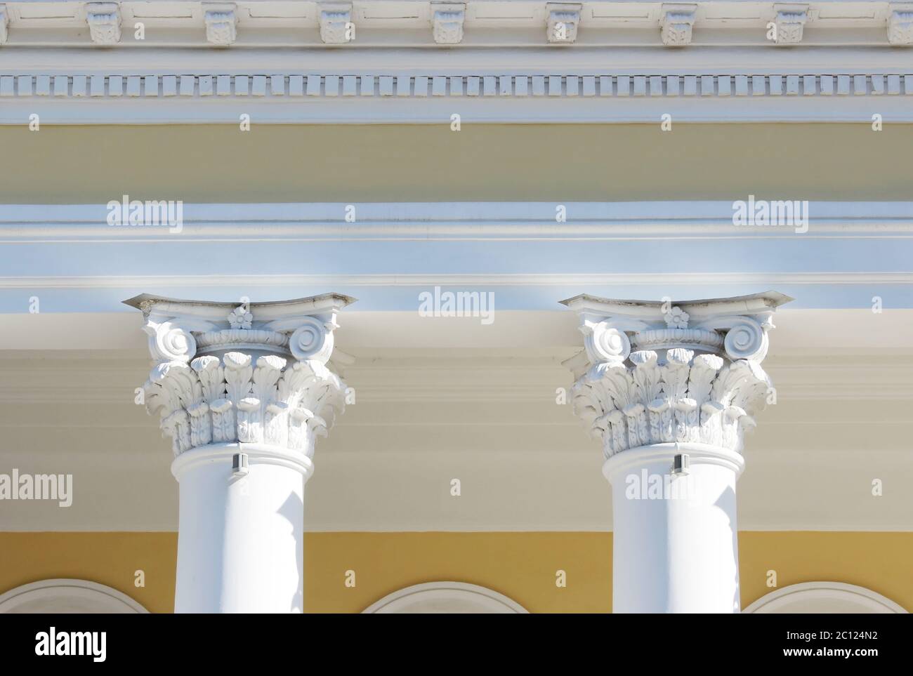 Colonne bianche in stile barocco in una giornata di sole. Foto Stock