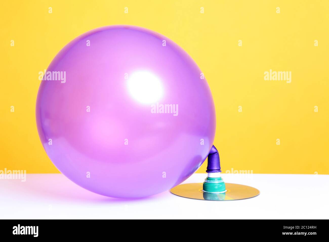 Science @ Home STEM Hovercraft realizzato in CD DVD, bottle top e Balloon Foto Stock