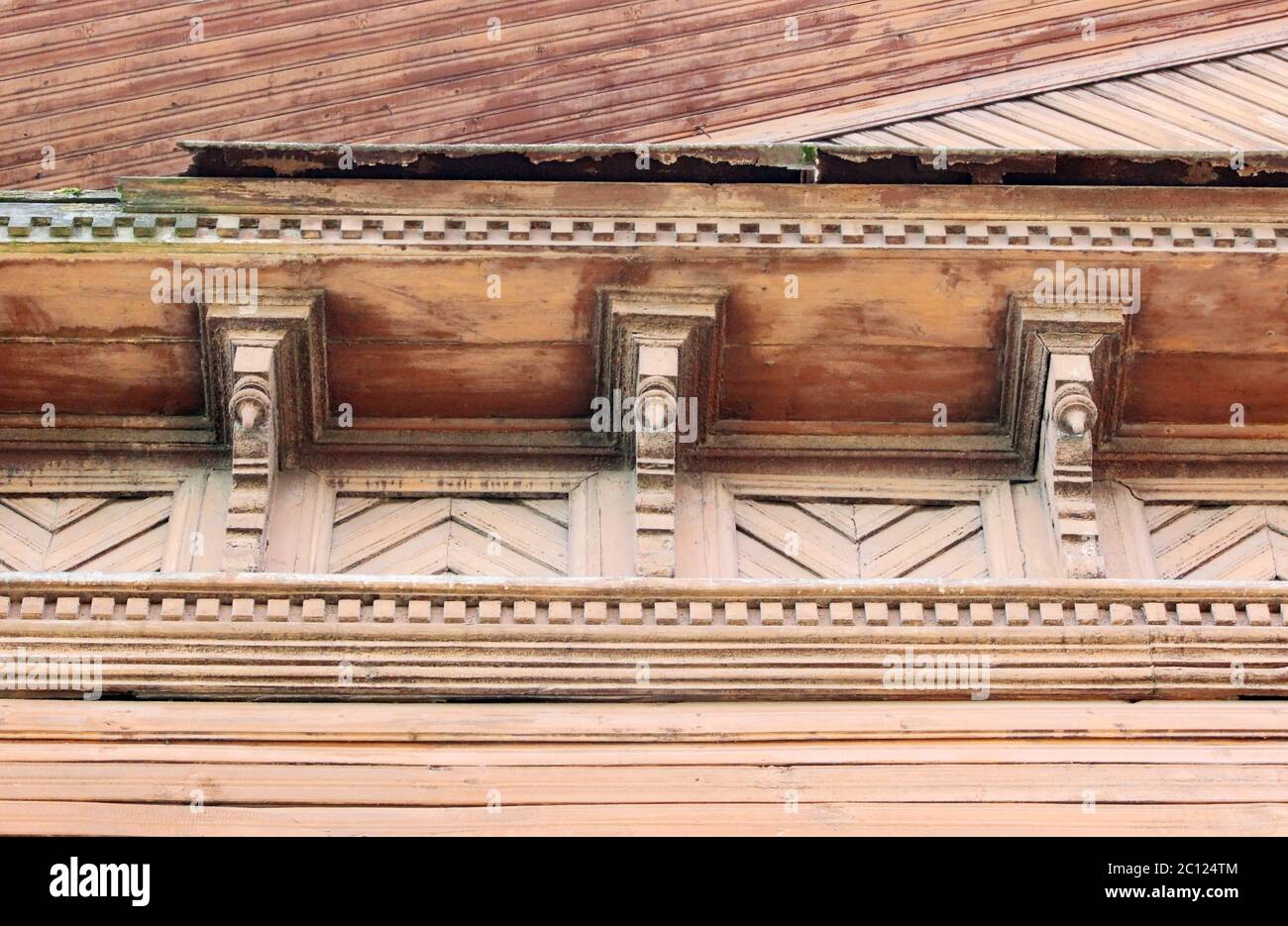decorazioni artistiche e classica casa in legno antica. motivi triangolari legno texture colore mattone. Foto Stock
