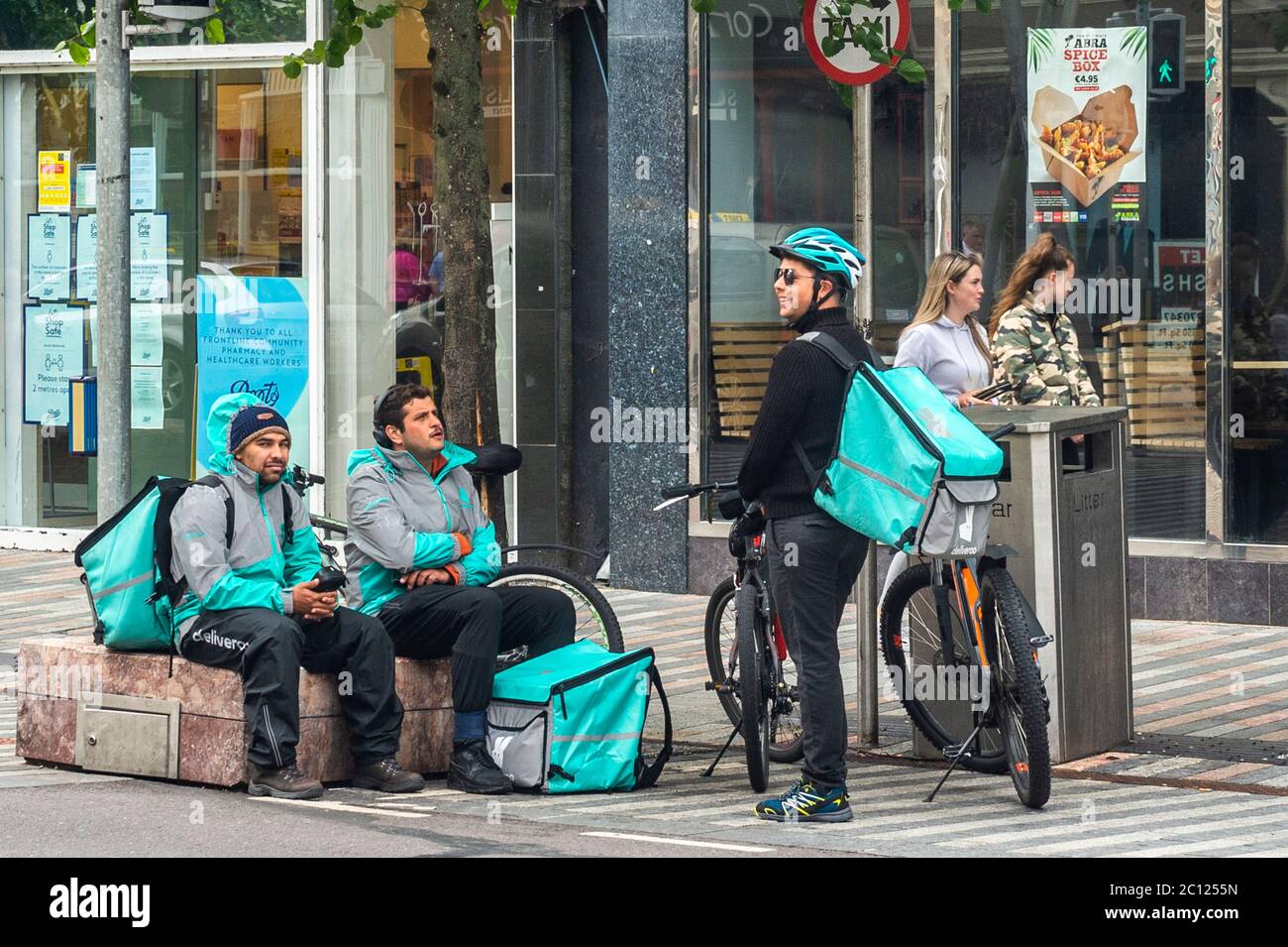 Deliveroo Delivery Riders fate una pausa a Cork, Irlanda. Foto Stock