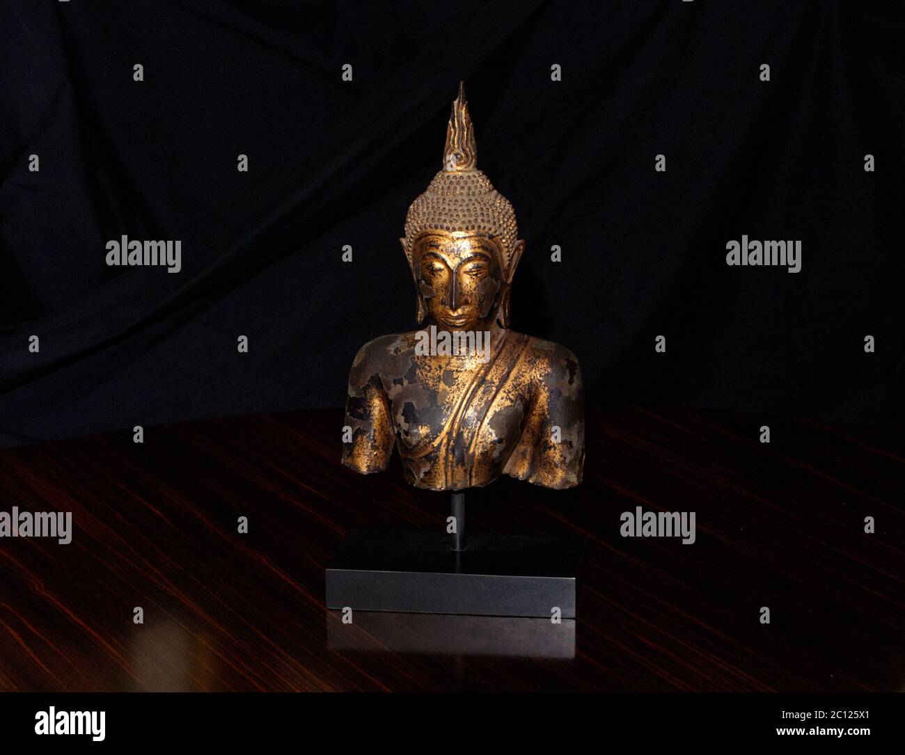 Ancora vita del Buddha tailandese di bronzo in oro foglia finitura. Bella ornamentale interno mostra scultura in bronzo Foto Stock