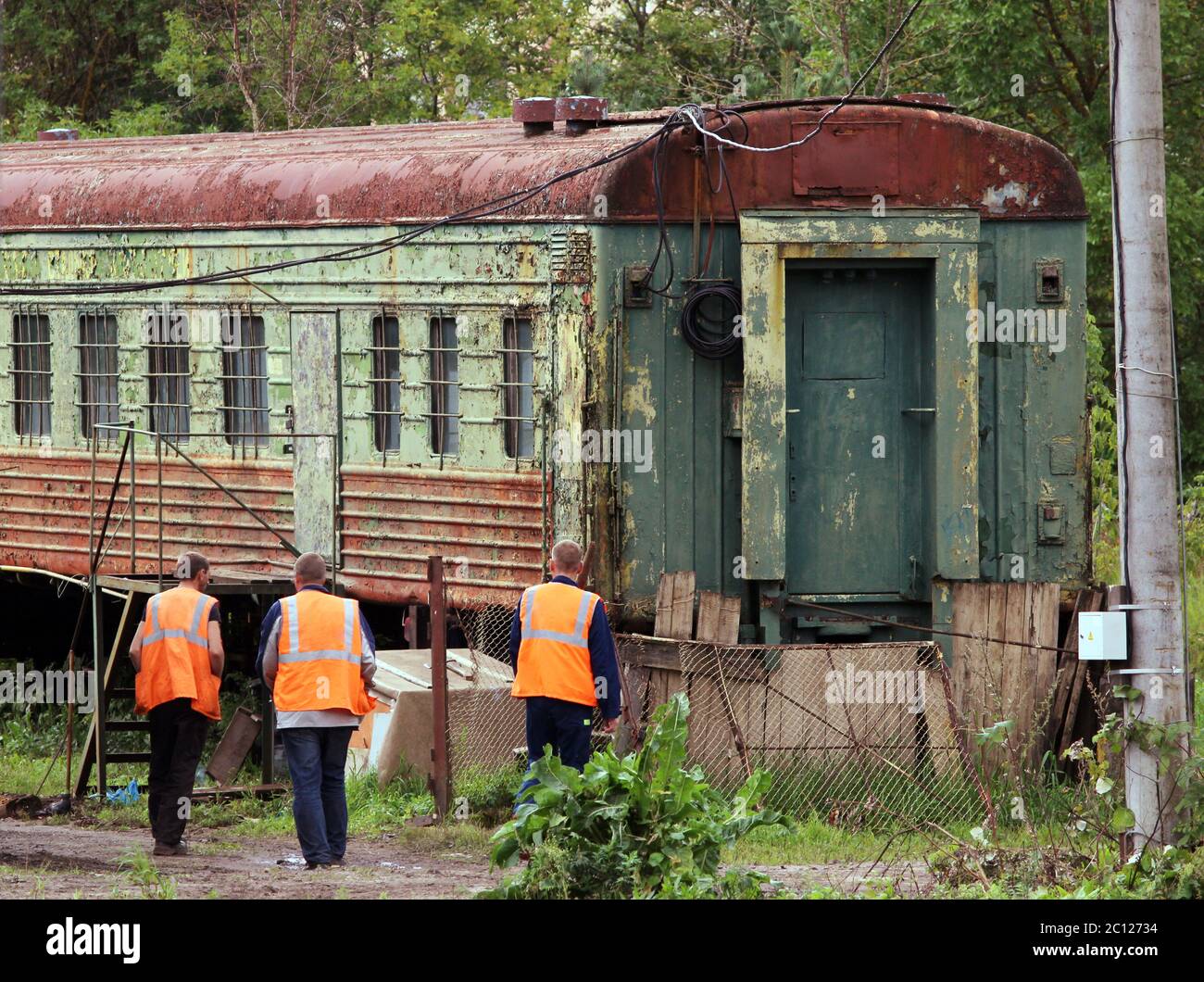 Il vecchio trenino verde auto con tetto arancione e dei lavoratori Foto Stock