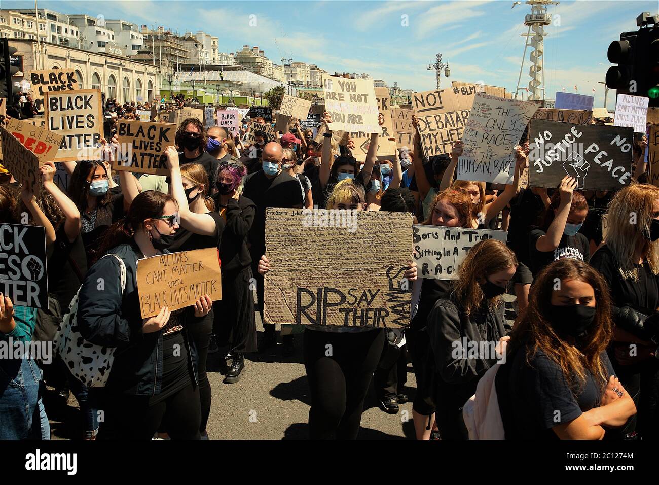 Brighton, Regno Unito. 13 Giugno 2020. La Black Lives Matter protesta silenziosa su Madeira Drive sul lungomare di Brighton seguita da una marcia attraverso la città. Credit: Rupert Rivett/Alamy Live News Foto Stock